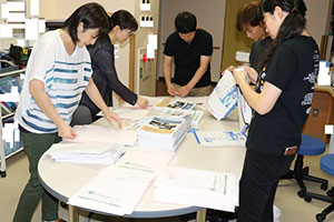 機関誌編集部「不来方No14」封入作業の様子　その1