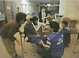 被災された方の話に耳を傾ける作業療法士。