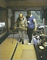 杖の調整を行う作業療法士。