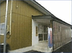 応急仮設住宅の玄関前に立てられたのぼり。