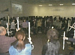 輪になって棒体操に取り組む参加者