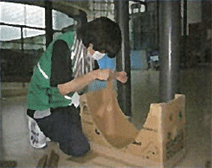 段ボールでテーブルを作成するスタッフ。